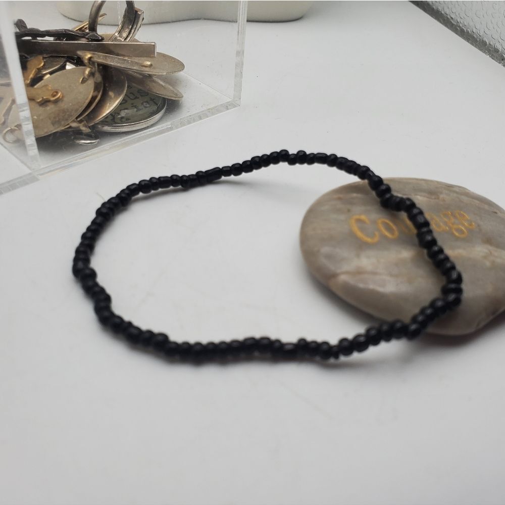 Black seed beaded stretch bracelet‎